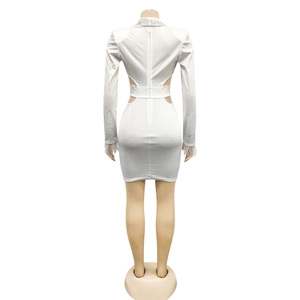 Nahaufnahme weißes Minikleid mit Taillen-Cut-outs und Federbündchen mit Strasssteinen