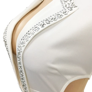 Detail des tiefen V-Ausschnitts mit silbernen Strasssteinen und Perlen am weißen Kleid