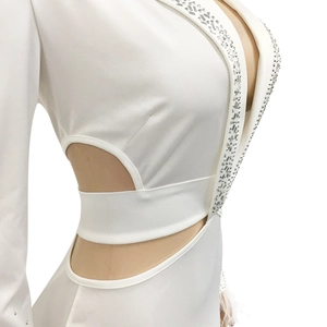 Detail des weißen Minikleides mit tiefem V-Ausschnitt, Strass und Taillenausschnitten