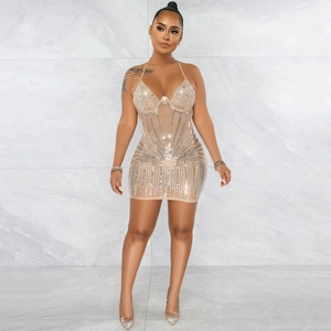 Détail de la robe en maille beige transparente avec strass argentés et décolleté en V
