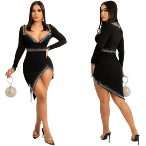 Detail eines sexy schwarzen Partykleids mit V-Ausschnitt, Strass und hohem Beinschlitz