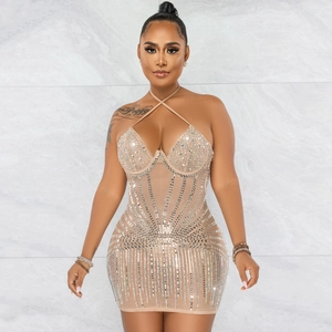 Gros plan de strass argentés et paillettes sur une robe de soirée en maille