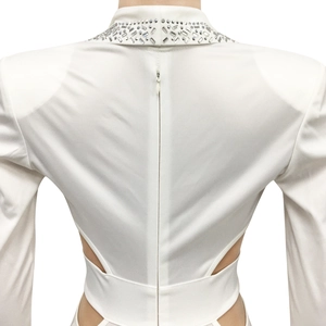 Detail von weißem Langarmkleid mit Strass am Kragen und Taillenausschnitten von hinten