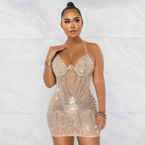 Détail d'une robe de cocktail en mesh nude avec motifs de corset en strass et paillettes chic
