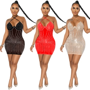 Détail de robes courtes sexy moulantes en noir, rouge et abricot avec des motifs en strass