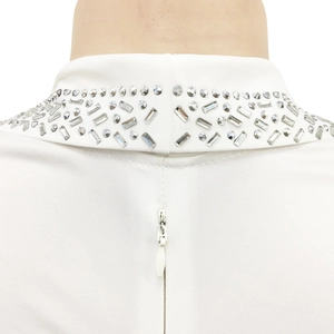 Detail der weißen Kleid-Halslinie mit funkelnden Strasssteinen und verdecktem Reißverschluss