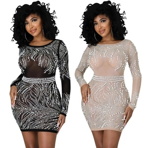Mini abito aderente in mesh con strass scintillanti e maniche lunghe da donna
