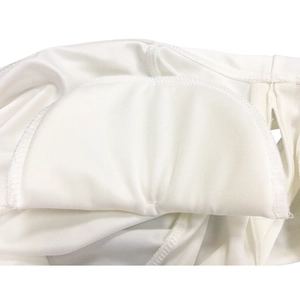 Nahaufnahme des weißen Textilfutters mit hochwertiger industrieller Overlock-Stich-Detail