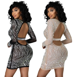 Mini abito bodycon sexy in mesh con strass e perle con design con apertura sulla schiena