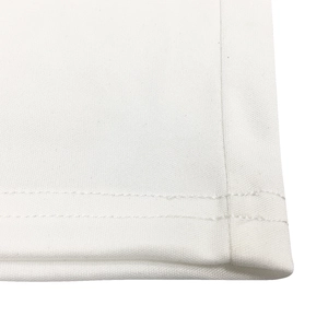 Detailansicht des weißen Stricksaums mit strapazierfähiger Doppeladel-Abdeckstichnaht