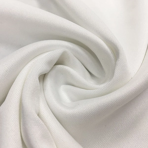 Detailaufnahme von weißem Stoff mit feiner Textur und eleganten weichen Faltenwürfen