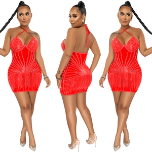Vue triple d'une mini robe rouge à licou avec des strass argentés étincelants