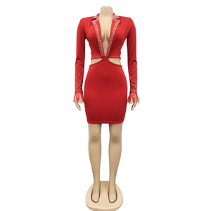 Detail eines roten sexy Minikleids mit V-Ausschnitt, Strassrevers und Federbündchen