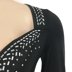 Detail des V-Ausschnitts mit silbernen Strasssteinen auf schwarzem Abendkleid-Stoff