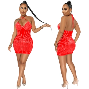 Vue détaillée d'une robe mini moulante rouge avec strass et design dos nu licou sexy