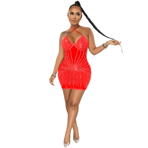 Détail de la mini robe moulante rouge ornée de strass brillants avec un col licou élégant