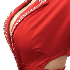 Makroaufnahme von glitzernden Strasssteinen auf rotem V-Ausschnitt Kleid mit Cut-out