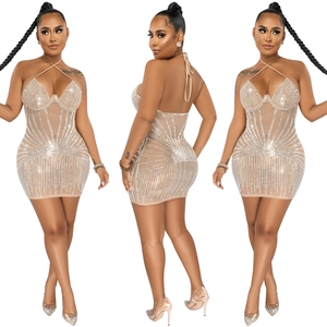 Vue triple d'une robe en maille champagne avec strass scintillants et col licou sexy