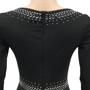 Detailaufnahme des mit silbernen Strasssteinen verzierten V-Ausschnitts am schwarzen Abendkleid