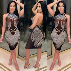 Détail de robe dos nu en résille noire avec strass argentés et paillettes pour soirée