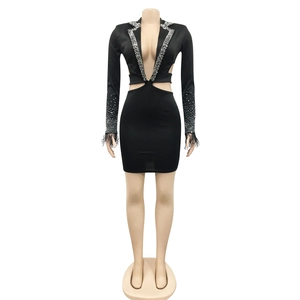 Detail eines schwarzen Minikleids mit Strass-V-Ausschnitt, Cut-outs und Federbündchen