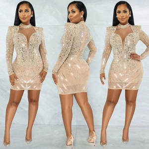 Vue détaillée d'une mini robe en mesh étincelant avec sequins et manches longues