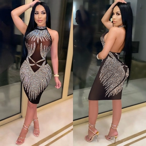 Robe midi noire dos nu ornée de strass avec empiècements en tulle et motif plume