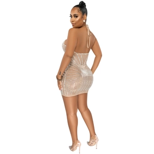 Détail de robe en mesh transparent avec strass argentés et design dos nu sexy chic