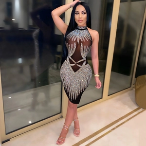 Détails des motifs en strass et maille ajourée sur cette robe de soirée glamour