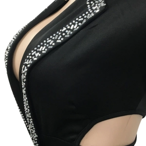 Detail eines V-Ausschnitts und Seitenausschnitten mit Strasssteinen auf schwarzem Kleid