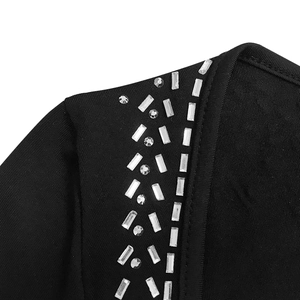 Detailaufnahme der silbernen Strasssteine und Kristalle auf schwarzem Schlitzkleid