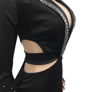 Detail eines sexy V-Ausschnitt Kleides mit silbernen Strasssteinen und seitlichen Cut-outs