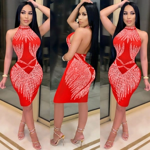 Vue détaillée de la robe moulante rouge avec motifs strass et design dos nu
