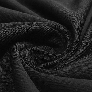 Nahaufnahme des schwarzen Rippstrick-Stoffes mit weicher Textur und hoher Dichte