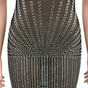 Détail d'une robe en résille noire avec des motifs de strass argentés étincelants