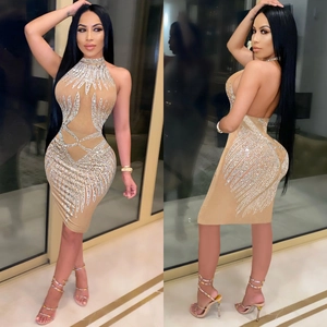 Robe midi moulante à strass brillants avec empiècements en résille et dos nu
