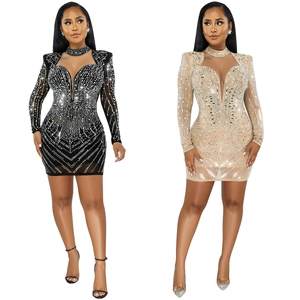 Détail d'une mini robe en mesh transparent avec strass brillants et découpe sexy en trou de serrure