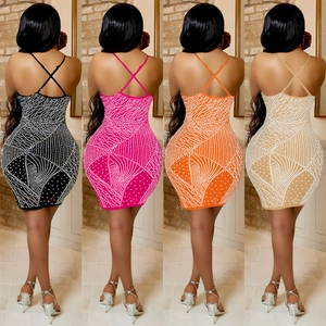 Détails des motifs en strass et du décolleté en V sexy de cette robe courte chic