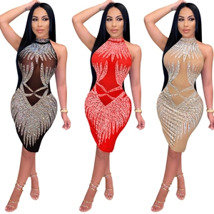 Détails des motifs en strass et découpes sur trois robes de cocktail moulantes