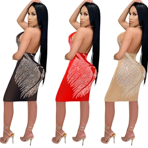 Robe de cocktail moulante dos nu ornée de strass, disponible en noir, rouge et abricot