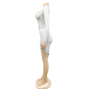 Detailansicht der silbernen Strasssteine und Nieten auf dem weißen Bodycon-Minikleid