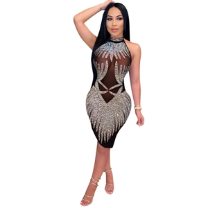 Détail d'une robe de soirée noire avec strass, empiècements en mesh et cristaux argentés