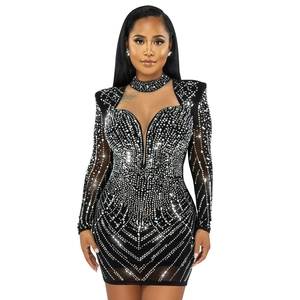 Gros plan de strass argentés scintillants sur maille noire pour une robe de soirée chic