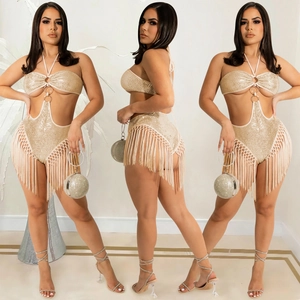 Détail d'un combishort à paillettes champagne avec franges et découpe sexy
