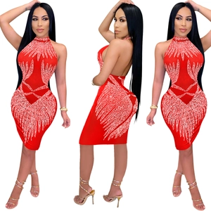 Détails de la robe moulante rouge dos nu avec des motifs de strass scintillants