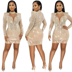 Vue en trois angles d'une robe mini sexy en mesh avec strass et décolleté en V plongeant