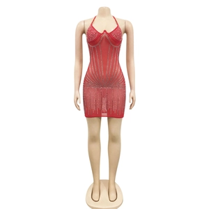 Détail de la robe rouge en mesh avec strass argentés sur le corsage et le licou