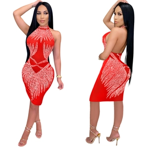 Détails de la robe moulante rouge avec strass argentés et dos nu style licou sexy