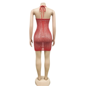Détail de la mini robe dos nu rouge avec strass argentés et lacets de fermeture