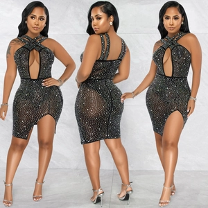 Drei Ansichten eines schwarzen Bodycon-Kleids mit Strasssteinen, Netzstoff und Neckholder